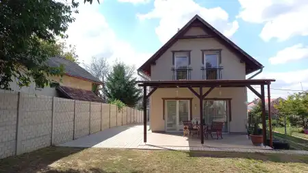 Eladó családi ház, Szada 5+1 szoba 180 m² 119.9 M Ft